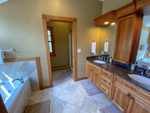 P5 Ski in Ski out rare find Presidential View single family with garage pool table ping pong - photo 17