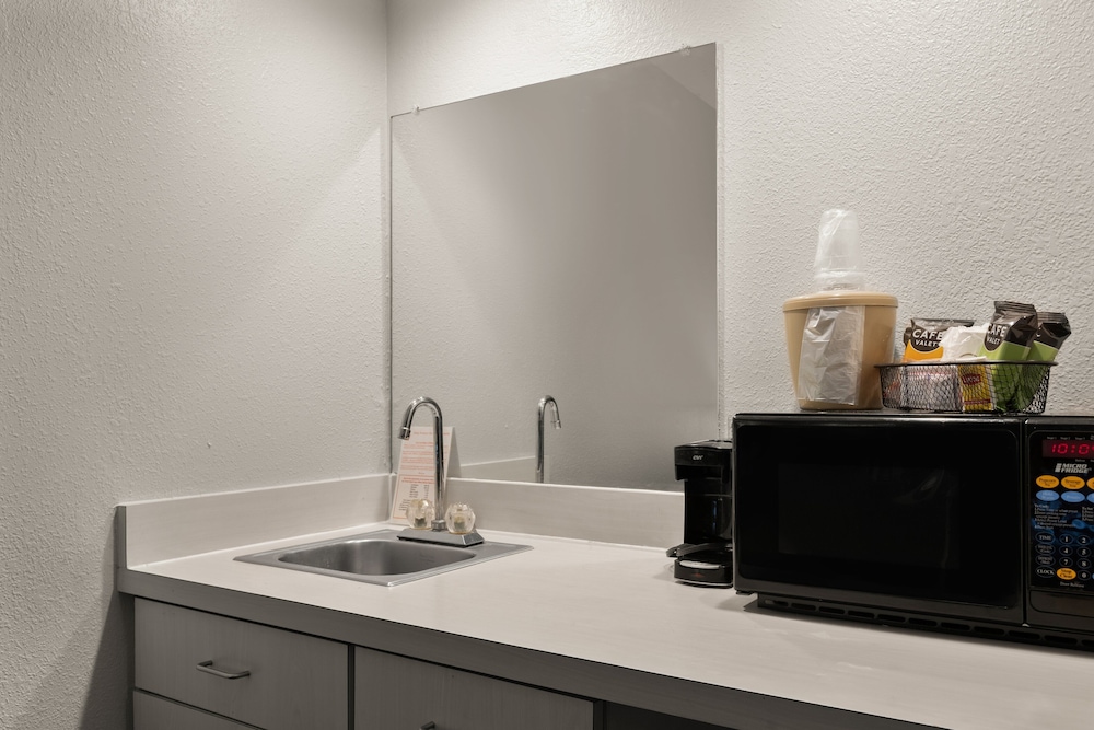 Red Roof Inn & Suites Savannah Airport - photo 21