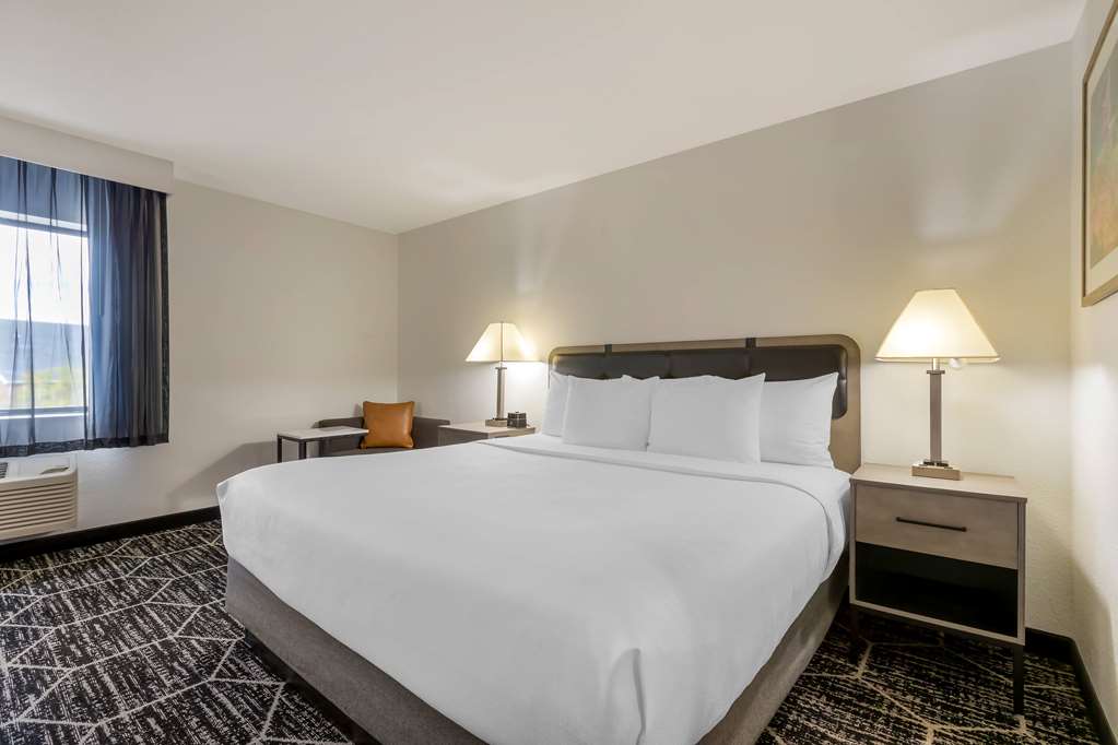 La Quinta Inn & Suites by Wyndham Des Moines West Clive - photo 52