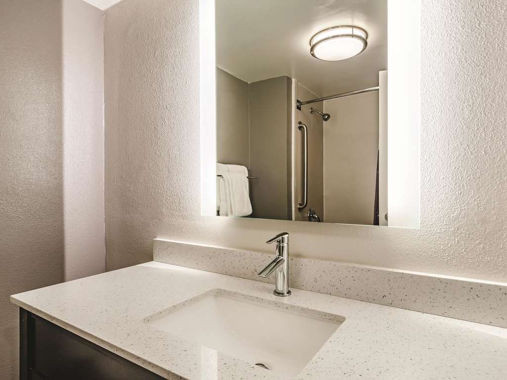 La Quinta Inn & Suites by Wyndham Warwick Providence Airport - photo 34