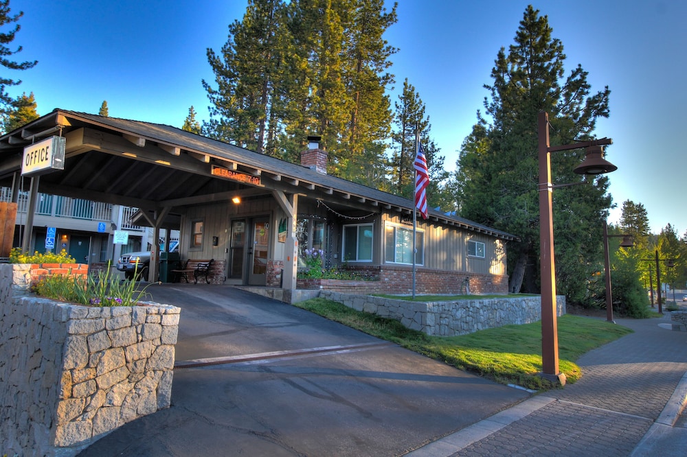 Pepper Tree Inn - photo 40