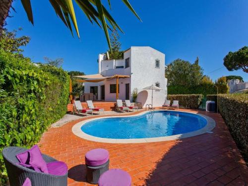 Charming Vilamoura Villa Short Walk To Marina Villa O Clube 3 Bedrooms — 4-Star Luxury Hotel in Quarteira, Portugal