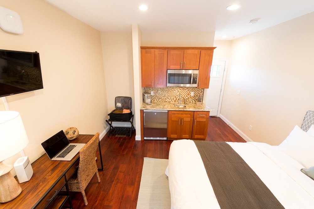 The East Island Reserve Hotel - carbon neutral hotel in Middletown