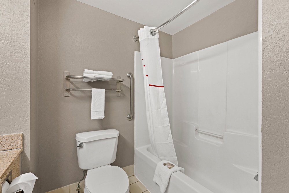 Red Roof Inn & Suites Newnan - photo 21