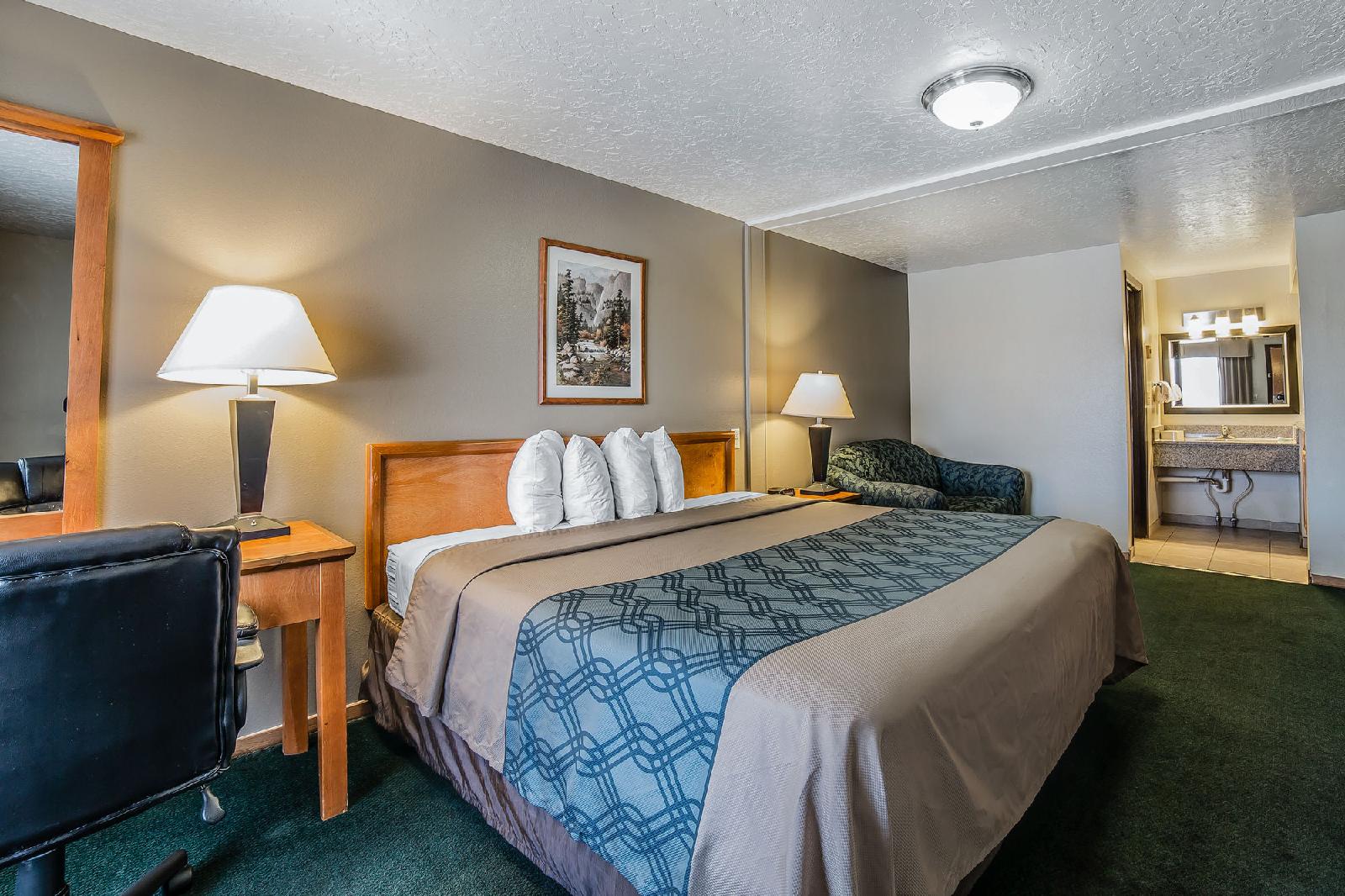 Econo Lodge Downtown - photo 13