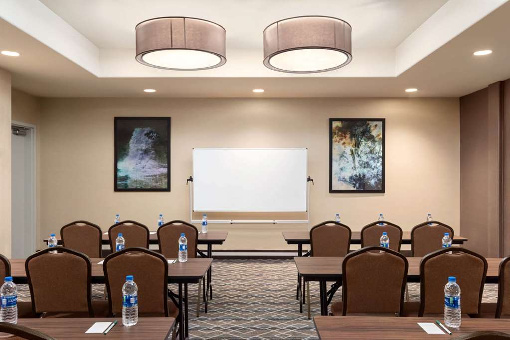 La Quinta Inn & Suites by Wyndham Clovis CA - photo 14
