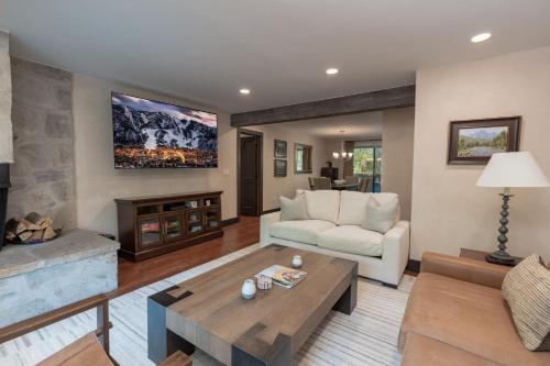 Aspen Riverfront 2 BR Pool and Hot Tub — 4-Star Luxury Hotel in Aspen, United States