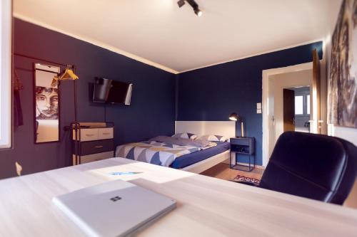 all you need 20 Minutes to Mainstation own room in shared flat pet-friendly hotel Unterengstringen