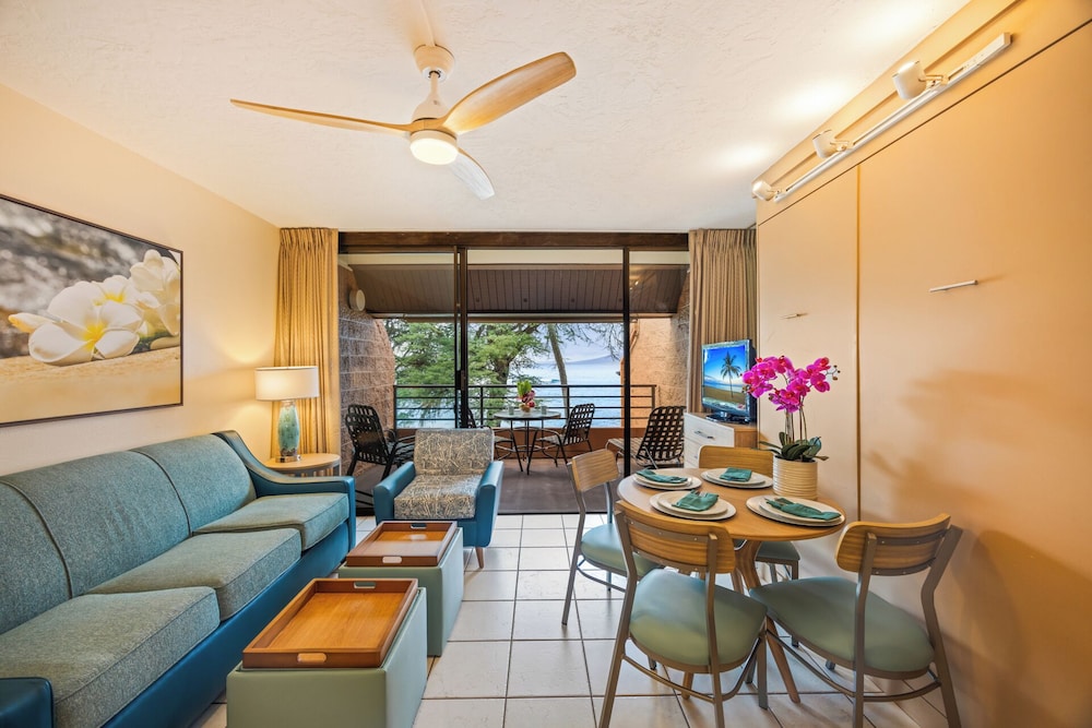Kuleana Club #715 Oceanfront 1 bedroom & 1 bathroom 2nd Floor — 4-Star Luxury Hotel in Lahaina, United States