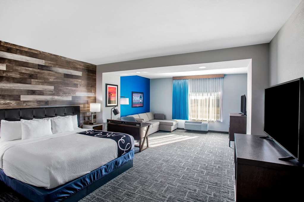 La Quinta Inn & Suites by Wyndham Pittsburg - photo 27