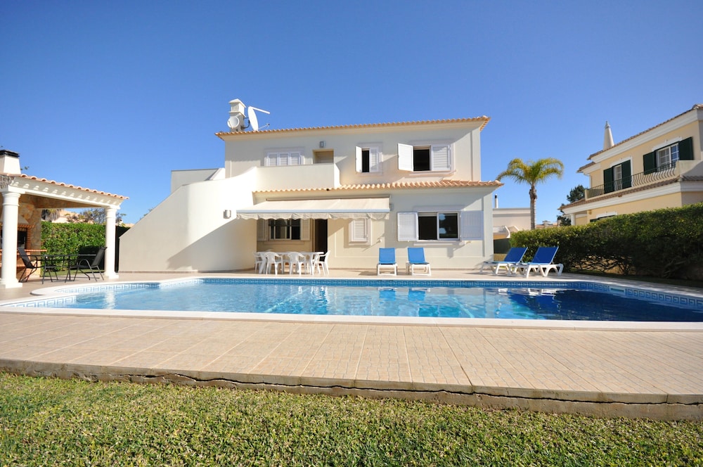 6 Bedrooms Walking Distance to Amenities Private Pool Free AC and Wifi in Loule, Portugal
