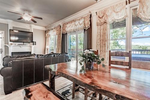 Cozy Haven near Parkway w Hot Tub & Resort Pool in Pigeon Forge, United States