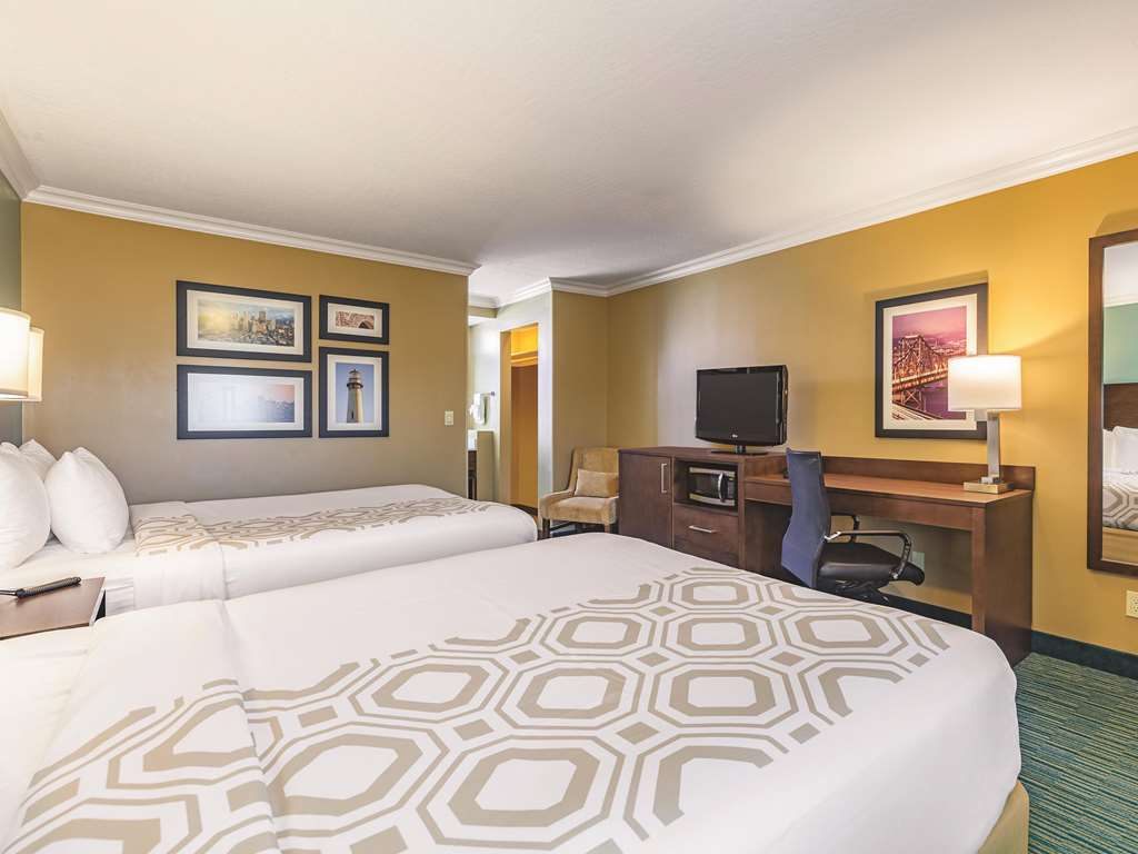 La Quinta Inn & Suites by Wyndham San Francisco Airport West - photo 31