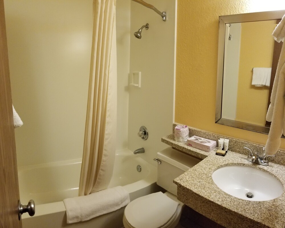 Red River Inn & Suites Fargo - photo 9