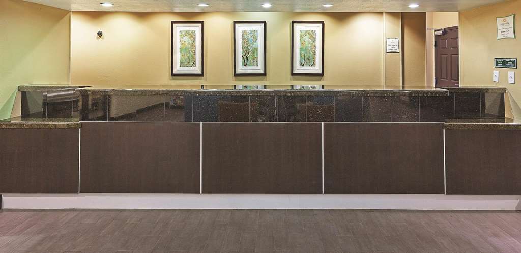 La Quinta Inn & Suites by Wyndham Houston Hobby Airport - photo 6