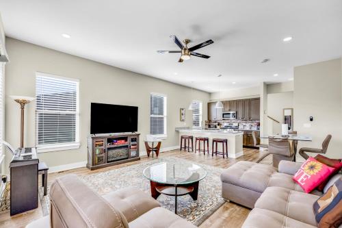 Bright & Spacious Modern Home Mountain Views Walk to Downtown — 4-Star Luxury Hotel in Woodland Park, United States