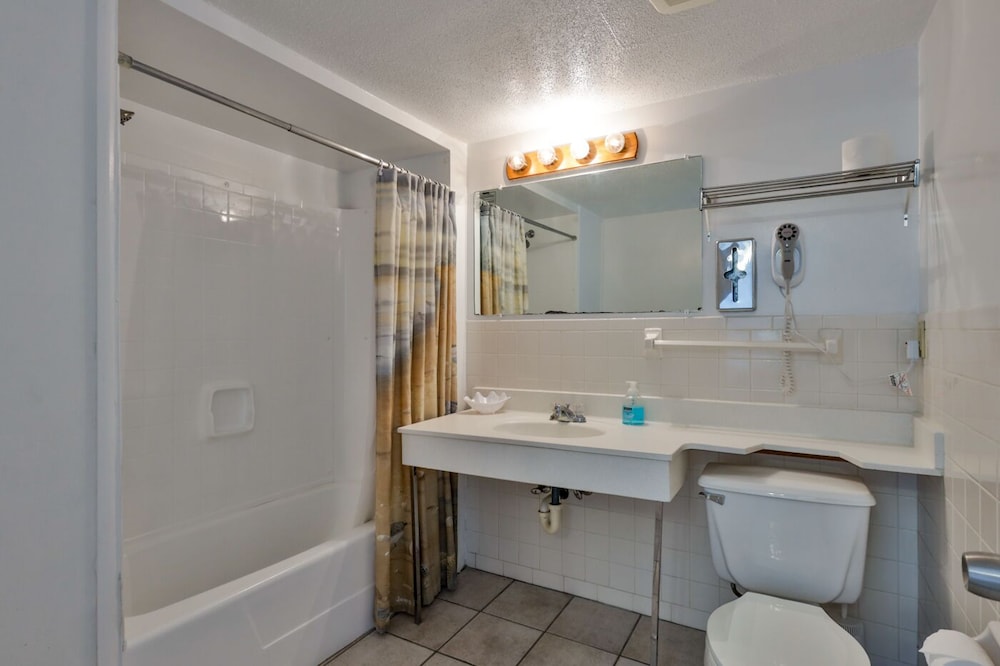 Coastal Waters Inn - photo 146
