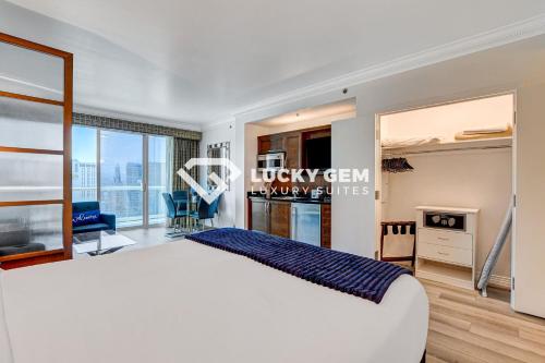 Lucky Gem Penthouse & Luxury Suites at Signature Resort Balcony Strip View 2605