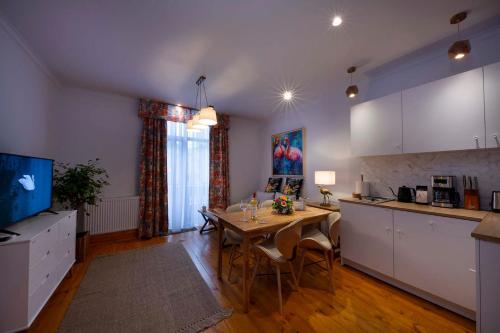 The Cozy Nest Downtown with Balcony by Pretty Apartments — 4-Star Luxury Hotel in Bucharest, Romania