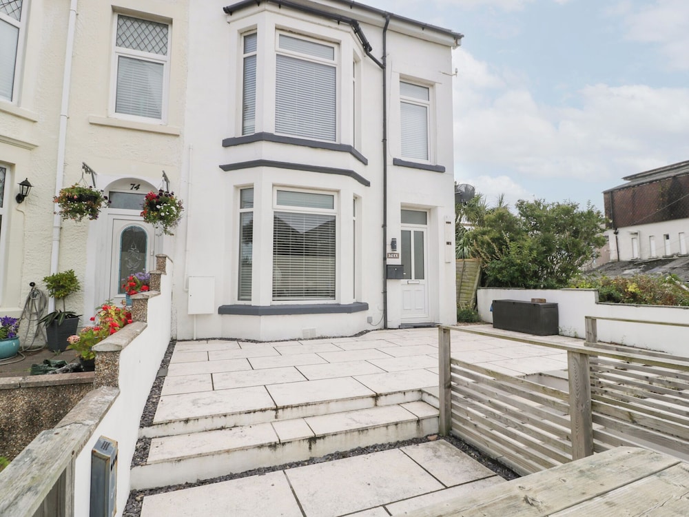 76A Mackworth Road — 4-Star Luxury Hotel in Porthcawl, United Kingdom