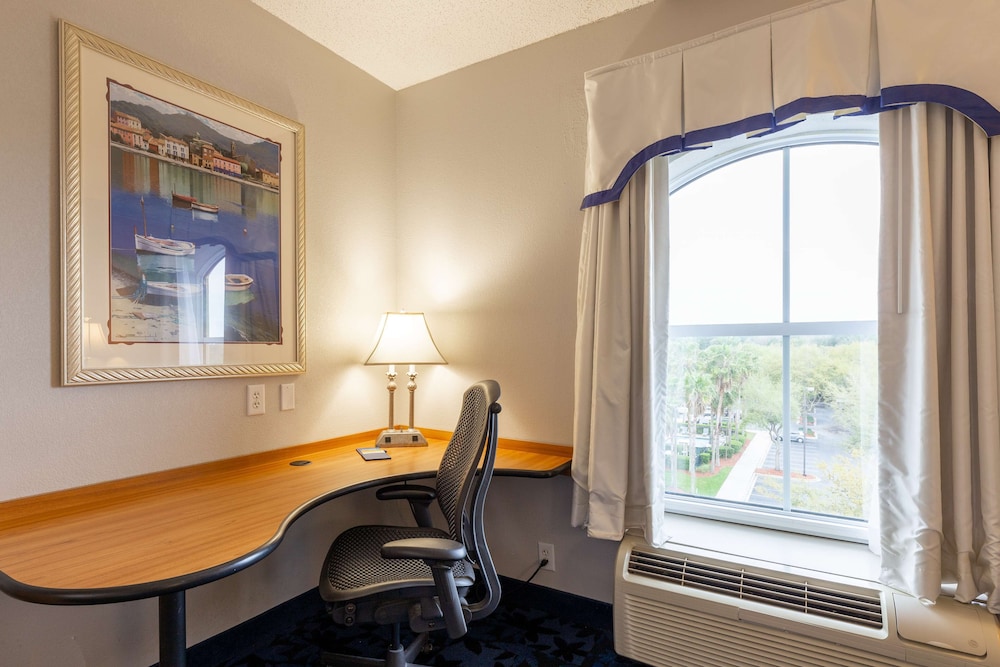 Hampton Inn & Suites Jacksonville Deerwood Park - photo 13