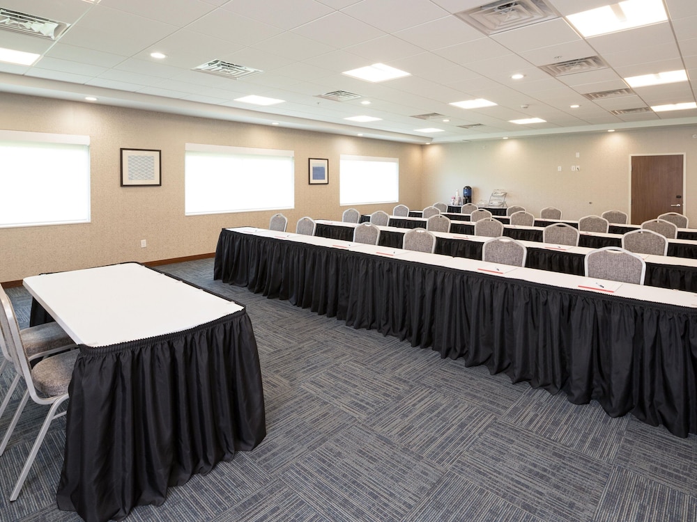 Holiday Inn Express and Suites Kalamazoo West by IHG - photo 23