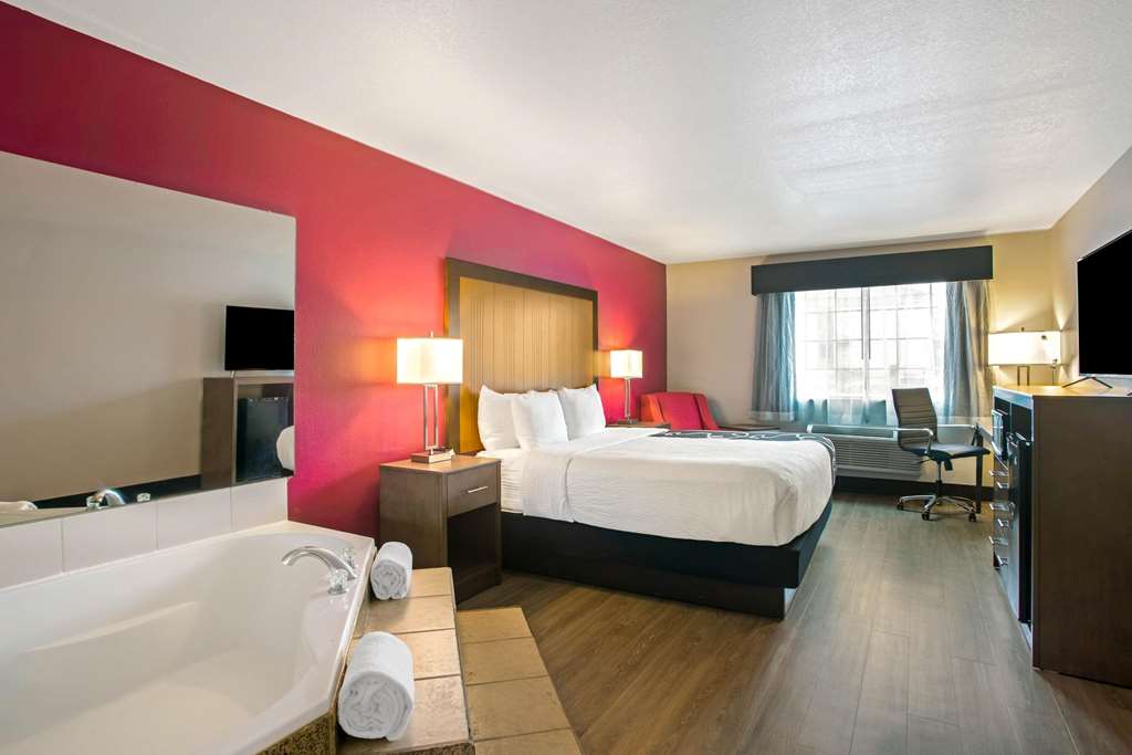 La Quinta Inn & Suites by Wyndham Fort Smith - photo 26