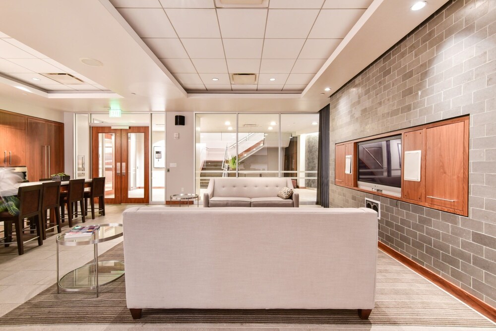 Global Luxury Suites at China Town - photo 27