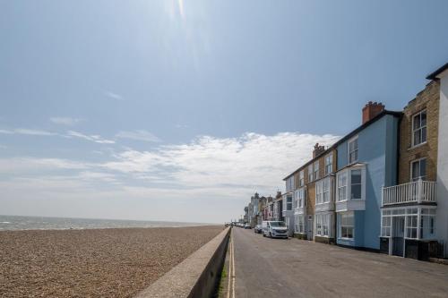 Shore View Aldeburgh A lovely Seafront House on famous Crag Path with uninterrupted Beach Views Aldeburgh Coastal Cottages — 4-Star Luxury Hotel in Aldeburgh, United Kingdom