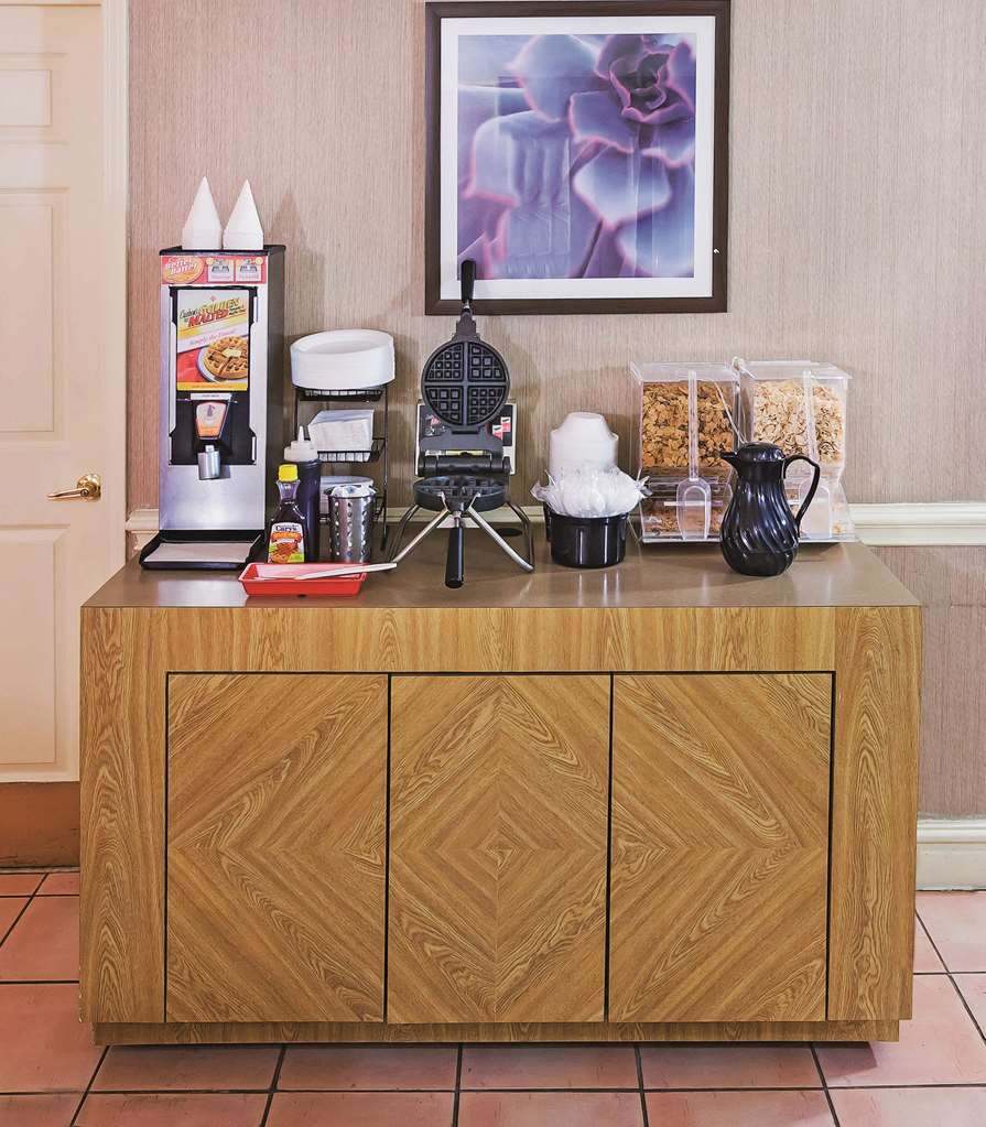 La Quinta Inn by Wyndham San Antonio Lackland - photo 24