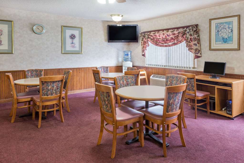 Days Inn & Suites by Wyndham Davenport East - photo 16