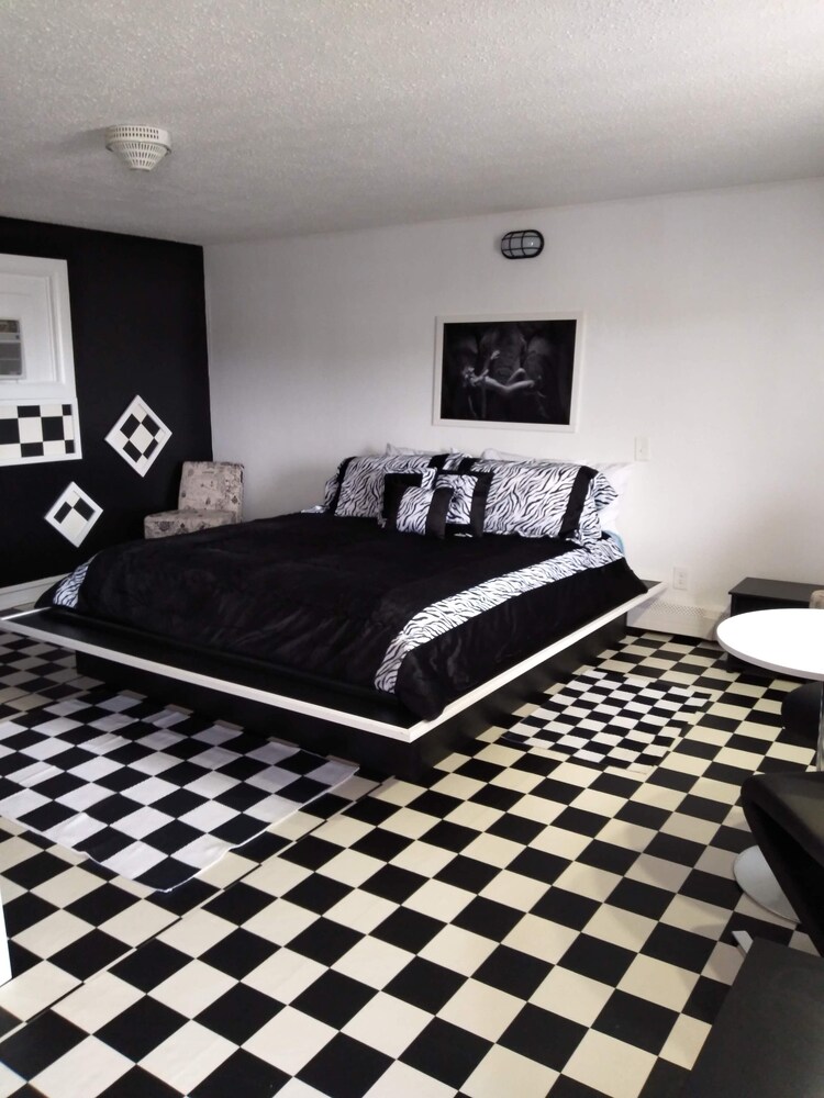 Town Line Motel - photo 42