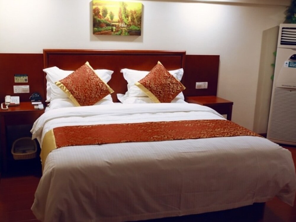 GreenTree Inn Heze Mudan Road Bus Terminal Station Express Hotel in Heze, People's Republic of China