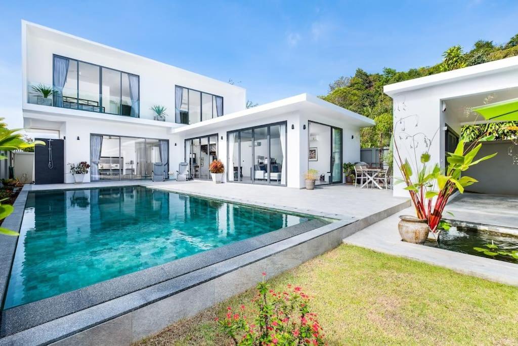 Nai Harn Beach 4 bedroom Pool Villa Rawai Phuket — 4-Star Luxury Hotel in Rawai, Thailand