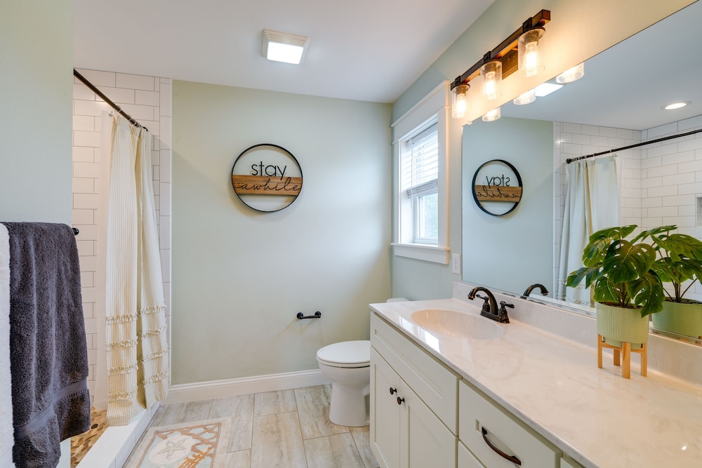 Kill Devil Hills Retreat w Gas Grill & Deck in Kill Devil Hills, United States