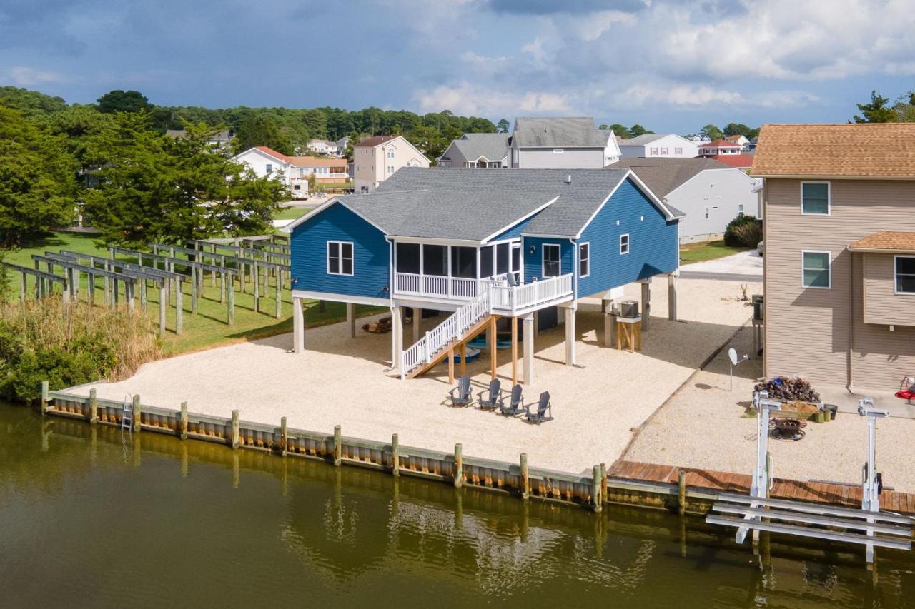 Turtle Bay Waterfront & a Screened Porch — hotel in Captains Cove