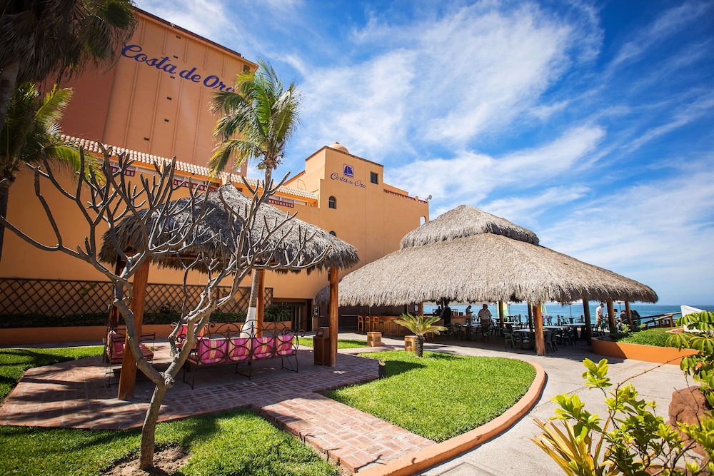 Poolside bar