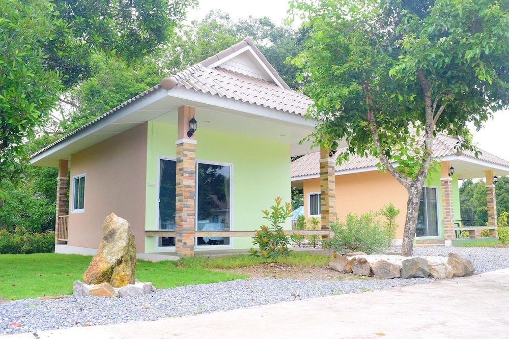 Khowbuysi View Resort in Tha Mai, Thailand