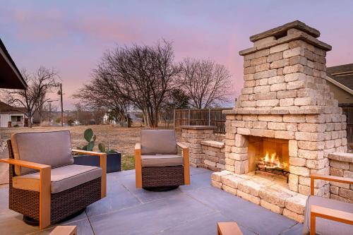 The Pear Fire Pit & Close to Main St in Fredericksburg, United States
