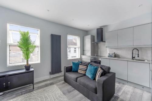 Elegant Croydon Apartment Central location Easy access to London Bridge and Gatwick Airport — 4-Star Luxury Hotel in London, United Kingdom