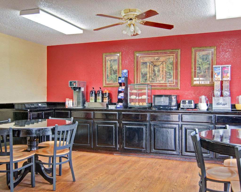Econo Lodge Pine Bluff - photo 13