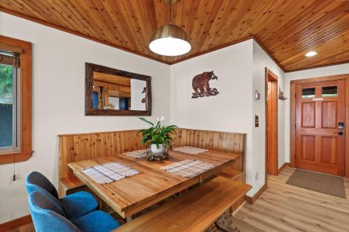 Rainier River Retreat in Ashford, United States