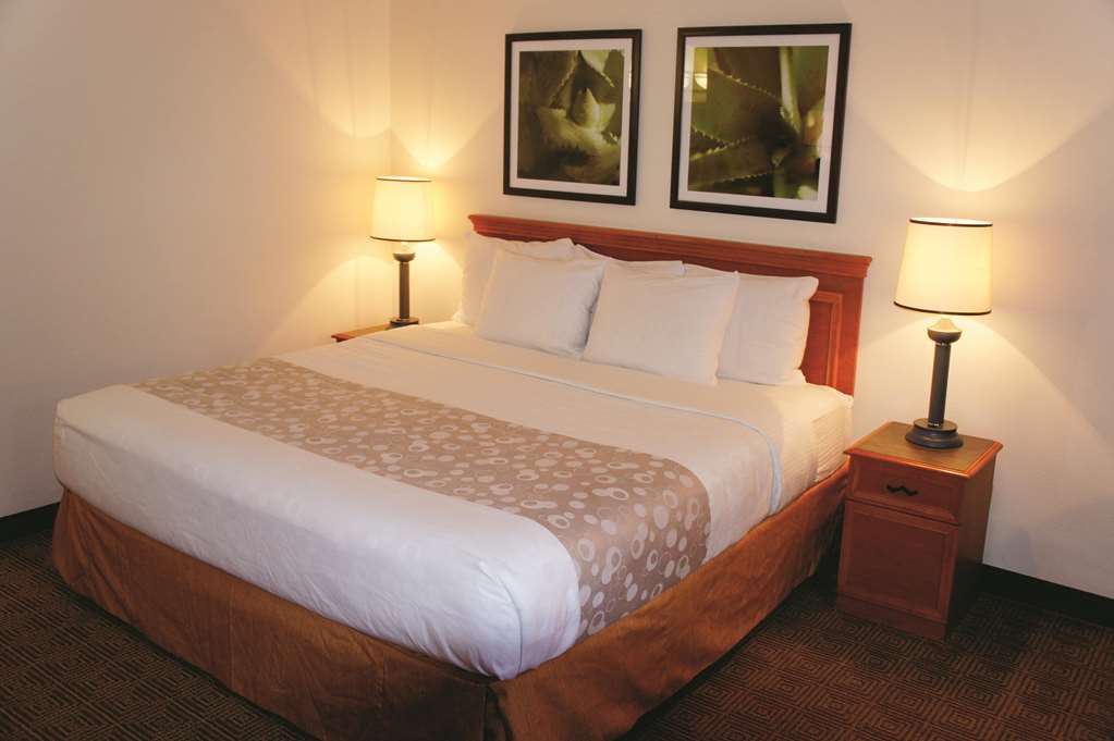 La Quinta Inn & Suites by Wyndham Tampa Brandon West - photo 15
