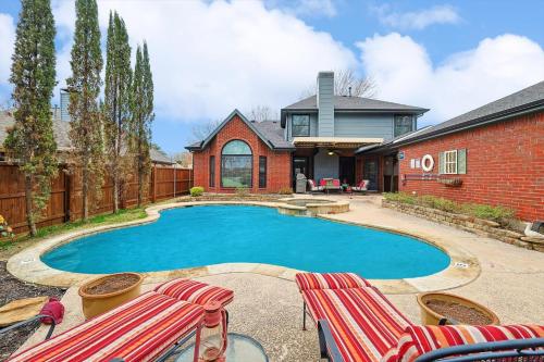 DFW Getaway 4 Bedrooms Pool Oasis Media Room — hotel in Flower Mound