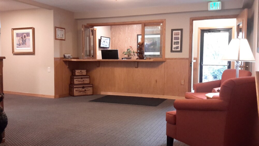 Lakeshore Inn & Suites - photo 6