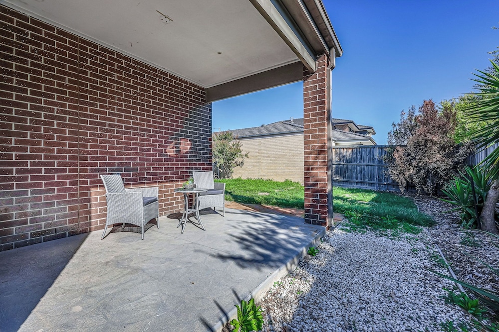 StayAU Pakenham 5 BRM Hidden Oasis Pet friendly pet-friendly hotel Pakenham