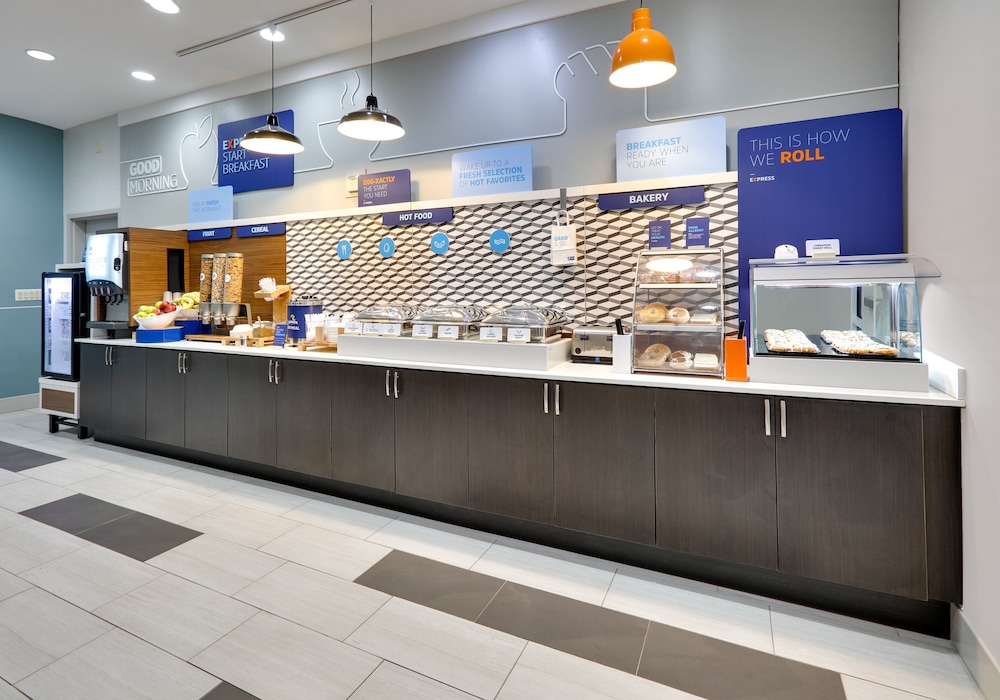 Holiday Inn Express Hotel & Suites Cleburne by IHG - photo 36