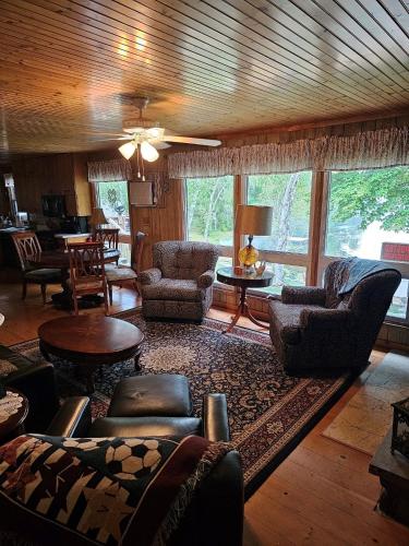 Butler's Bay Teal Lake 4 Bedroom Hotel Room by RedAwning - photo 10