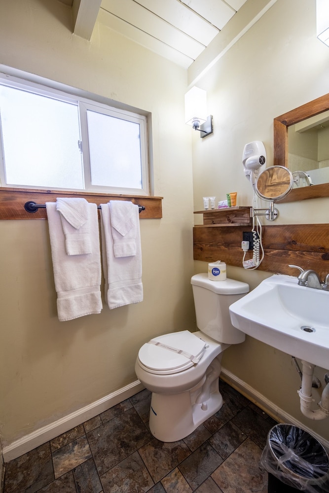 Emerald Bay Lodge - photo 9