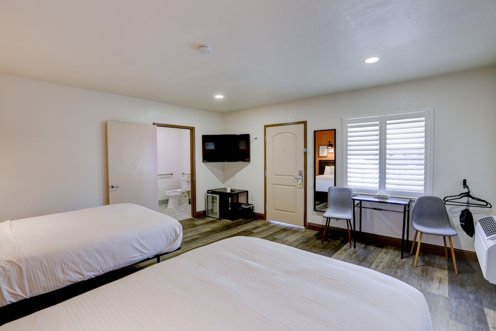 The Greens Hotel Stockton Blvd - photo 6